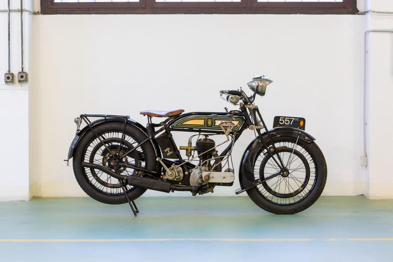 <div class='descrGalleryTitle'>BSA H2 557</div><div class='descrGalleryText'><p>Lei è la più antica tra le moto offerte da Bolaffi, una <b>BSA del 1923</b>, da poco ultra centenaria. La H2 fu presentata nel ’21 con cilindrata di 557 cc e una potenza di, pensate, <b>4,25 cavalli</b>, ottenuti da un monocilindrico raffreddato ad aria. Il cambio è a tre rapporti ed è azionato a leva sul lato destro. La H2 in questione è priva di documenti ma conservata e in ottime condizioni. La cifra stimata per la vendita è tra gli 8 e i 10.000 euro.</p>
</div>